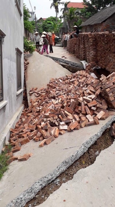 Hố tử thần sâu 4m bất ngờ xuất hiện giữa khu dân cư ở Hà Nội - 1