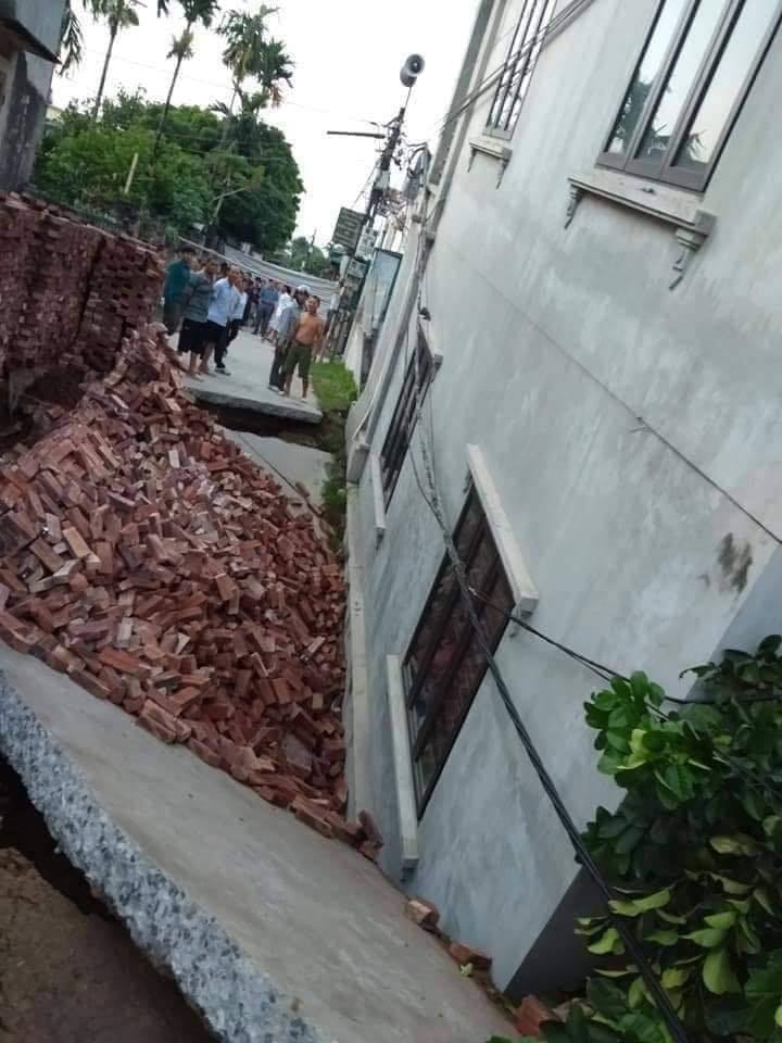 Hố tử thần sâu 4m bất ngờ xuất hiện giữa khu dân cư ở Hà Nội - 2