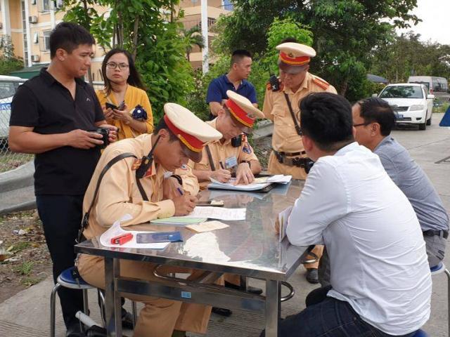 Tin tức trong ngày - Cục trưởng CSGT: “Người dân muốn biết CSGT làm gì, ở đâu, chỉ cần lên mạng”