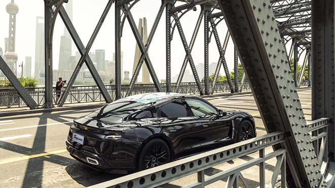 Mẫu xe thể thao Porsche Taycan ứng dụng công nghệ EV sắp về Việt Nam - 8