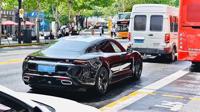 Mẫu xe thể thao Porsche Taycan ứng dụng công nghệ EV sắp về Việt Nam - 4