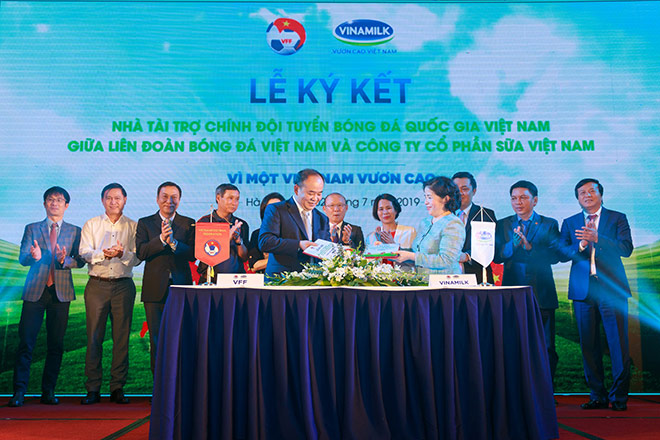 Vinamilk tài trợ chính cho các đội tuyển bóng đá quốc gia vì một Việt Nam vươn cao - 1