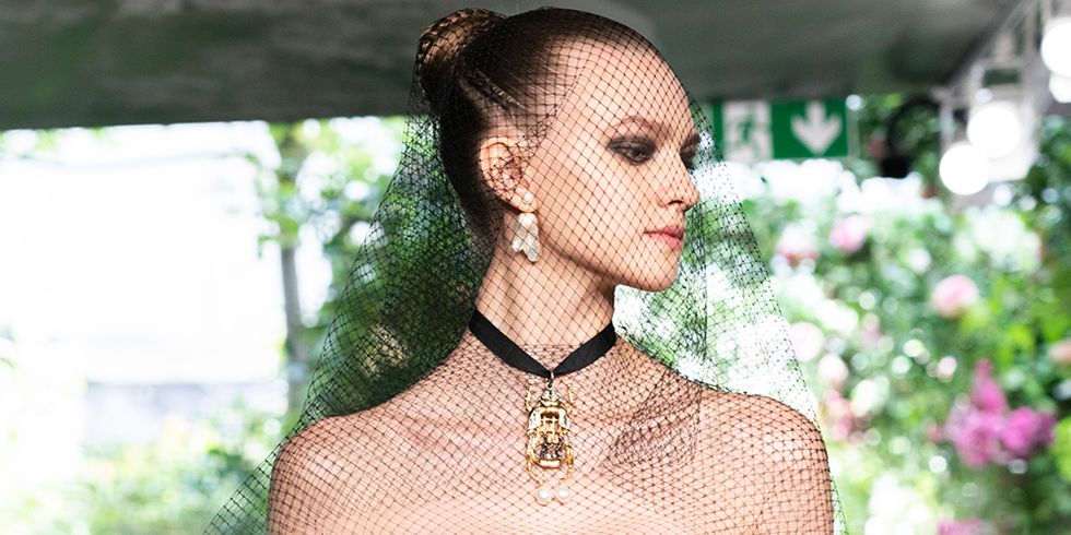 Dior Haute Couture Thu 2019: Người mẫu mặc cả toà nhà lên người - 3