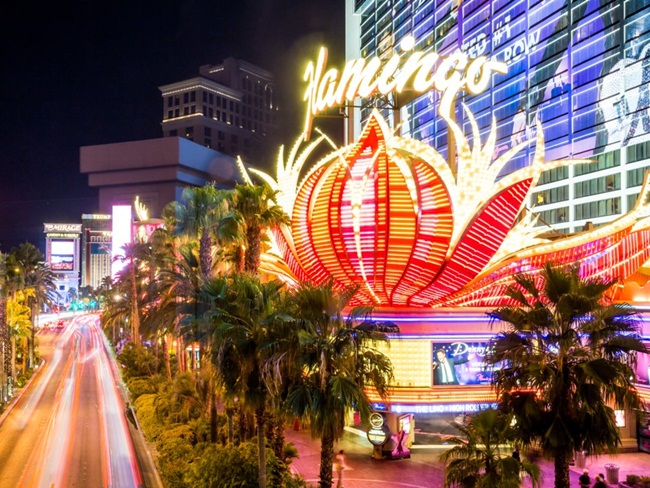 Trải qua nhiều lần đổi tên, đến nay tên Flamingo vẫn tồn tại và tỏa sáng ở Las Vegas.