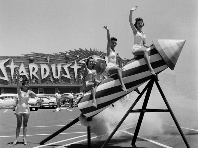 Khách sạn và sòng bạc Stardust khai trương năm 1958 ở Las Vegas. Nơi đây nổi tiếng với những bảng quảng cáo đèn neon ấn tượng. 