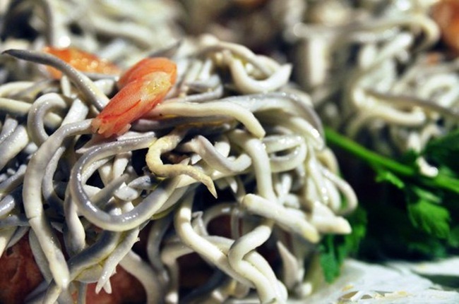 Trước đây, lươn non từng được dùng làm thức ăn cho gà, lợn. Nhưng ngày nay, giá của nó lên đến 1000 Euro/kg &#40;~26,2 triệu đồng/kg&#41;.