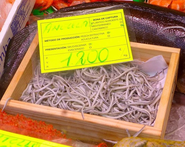 Người này chi 5.500 Euro/kg &#40;~144 triệu đồng&#41;, mua lô đầu tiên, lô thứ hai có giá 1.030 Euro/kg &#40;~27 triệu đồng/kg&#41;.&nbsp;