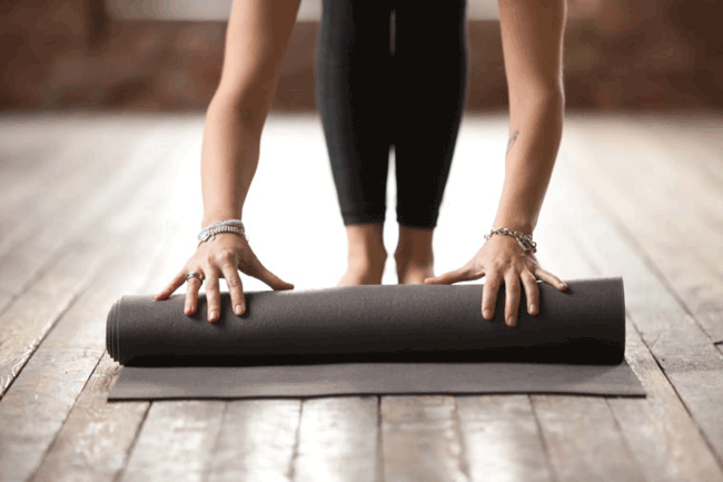 5. Thảm tập yoga: Theo Tiến sĩ, nhà vi trùng học Philip Tierno, khi cuộn tấm thảm yoga đồng nghĩa với các vi khuẩn được chuyển từ sàn sang tay bạn và tấm thảm. Vì vậy, nên dành thời gian để vệ sinh thảm tập sạch sẽ sau mỗi lần sử dụng.