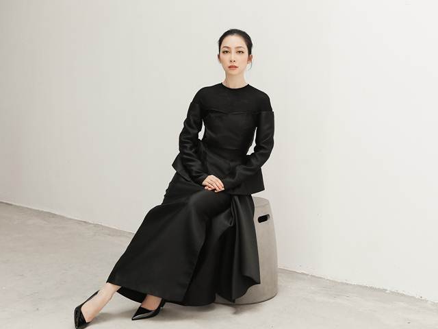 Thời trang - Linh Nga khoe vẻ đẹp Á đông với loạt trang phục đẹp tựa cánh hoa tàn