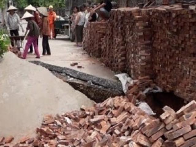 Tin tức trong ngày - Hố tử thần sâu 4m giữa khu dân cư ở Hà Nội tiếp tục sụt lún