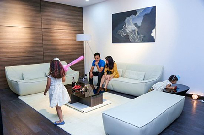 Nhà riêng của Hồng Đăng được bài trí đơn giản nhưng trang nhã, hiện đại.