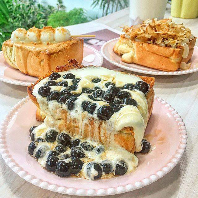 Bánh mỳ kèm sốt kem phô mai trân châu.



