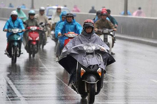 Cách đi lại bằng xe máy trong mùa mưa bão sao cho an toàn - 1