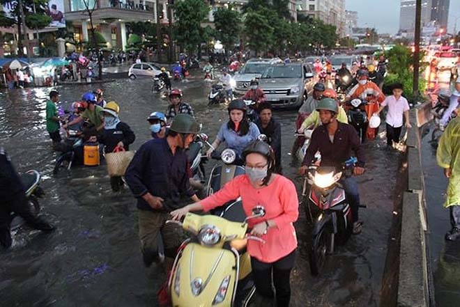Cách đi lại bằng xe máy trong mùa mưa bão sao cho an toàn - 3