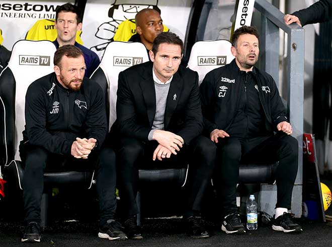 Lampard bên cạnh Judy Morris & Chris Jones, hai trợ lý tại Derby sẽ cùng sang Chelsea