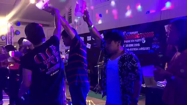 Video: Tham gia thi uống bia, vừa uống xong thì gục chết - 1