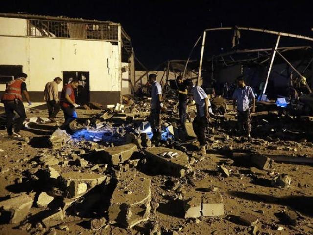 Thế giới - Tên lửa rơi khiến 137 người thương vong: Lính Libya xả súng vào người chạy nạn?