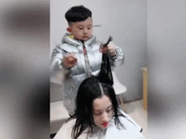 Bé trai 6 tuổi gây choáng khi thể hiện khả năng hớt tóc thần sầu