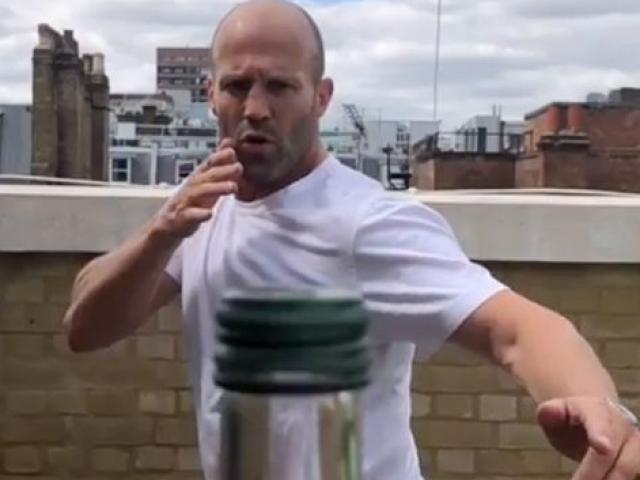 Xem Chung Tử Đơn, Jason Statham và các ngôi sao đá tung nắp chai