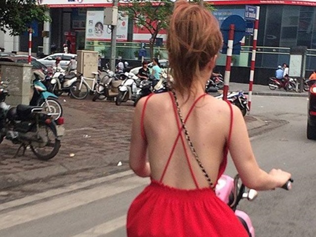 Thời trang - Muôn kiểu thời trang nhức mắt, phản cảm của chị em Việt ngày hè