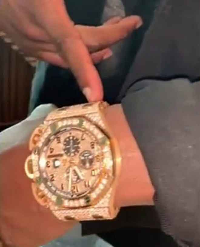 Mayweather gây nhức nhối: Mang &#34;núi tiền&#34; 46 tỷ đồng phủ trắng bàn - 2