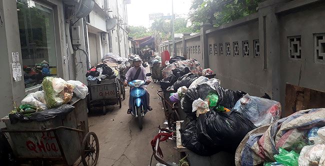 Ám ảnh rác thải chất như &#39;núi&#39;, bịt kín đường phố Hà Nội - 1