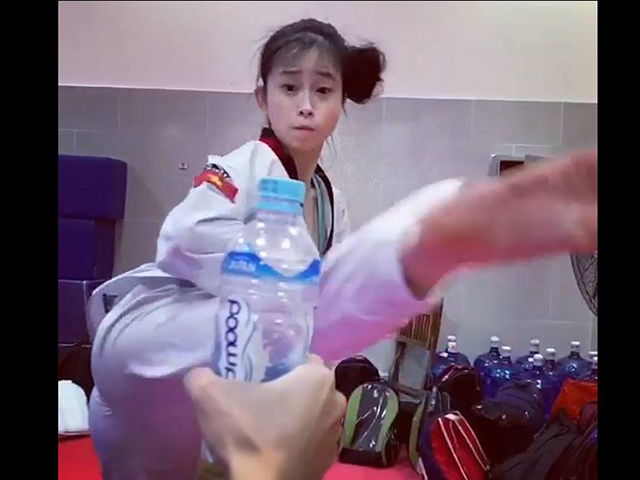 Thể thao - Hot-girl võ Việt đá mở nắp chai: "Tuyệt chiêu" sánh ngang SAO thế giới