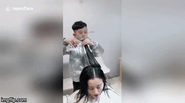 Bé trai 6 tuổi gây choáng khi thể hiện khả năng hớt tóc thần sầu - 1