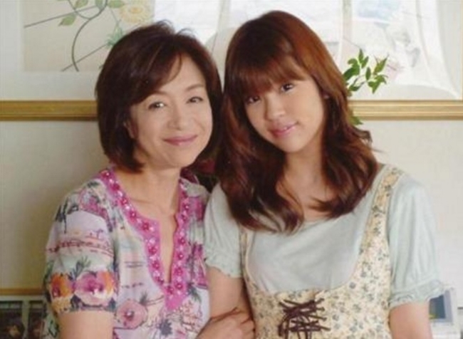 Mẹ Anri Sakaguchi là nữ diễn viên gạo cội Ryoko Sakaguchi, cha là giám đốc bất động sản. Sau khi ly hôn, mẹ cô tái giá với tay gofl nổi tiếng Tateo Ozaki. Nhờ danh tiếng của mẹ, nữ diễn viên sinh năm 1991 nhận được nhiều lời mời đóng phim và làm mẫu ảnh. Năm 2013, mẹ Anri qua đời vì bệnh ung thư trực tràng. Từ đây, cuộc sống của Sakaguchi hoàn toàn thay đổi.