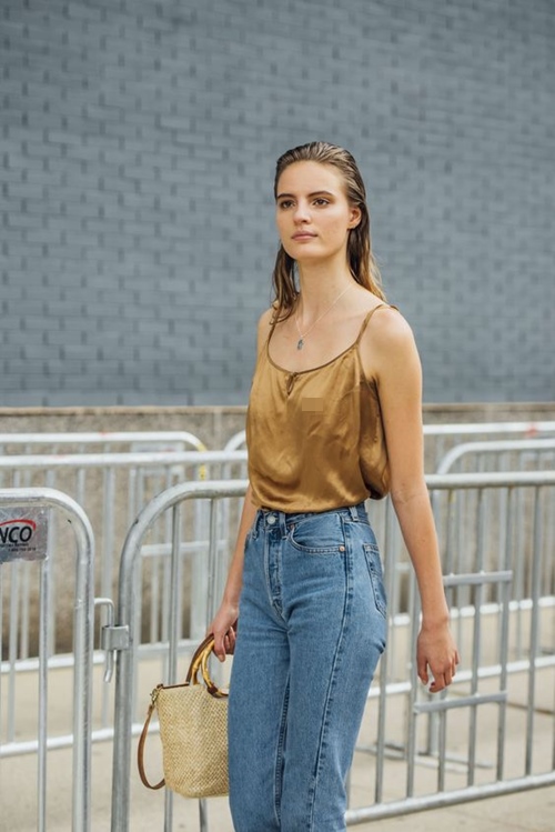 4 kiểu áo các quý cô sành điệu thường mặc với jeans - 3