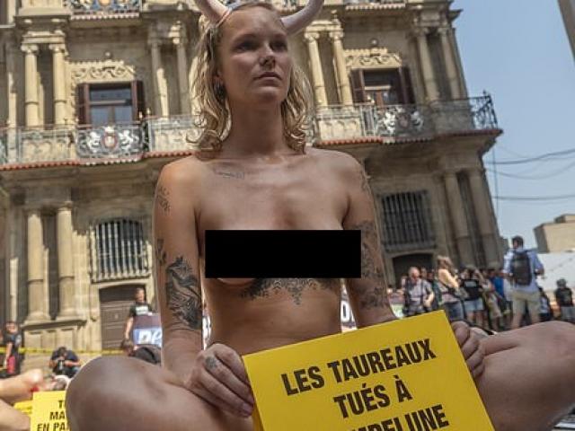 Thế giới - Hàng chục phụ nữ khỏa thân nằm trước tòa thị chính ở Tây Ban Nha