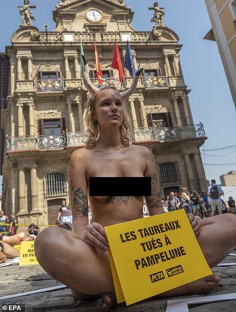 Hàng chục phụ nữ khỏa thân nằm trước tòa thị chính ở Tây Ban Nha - 1