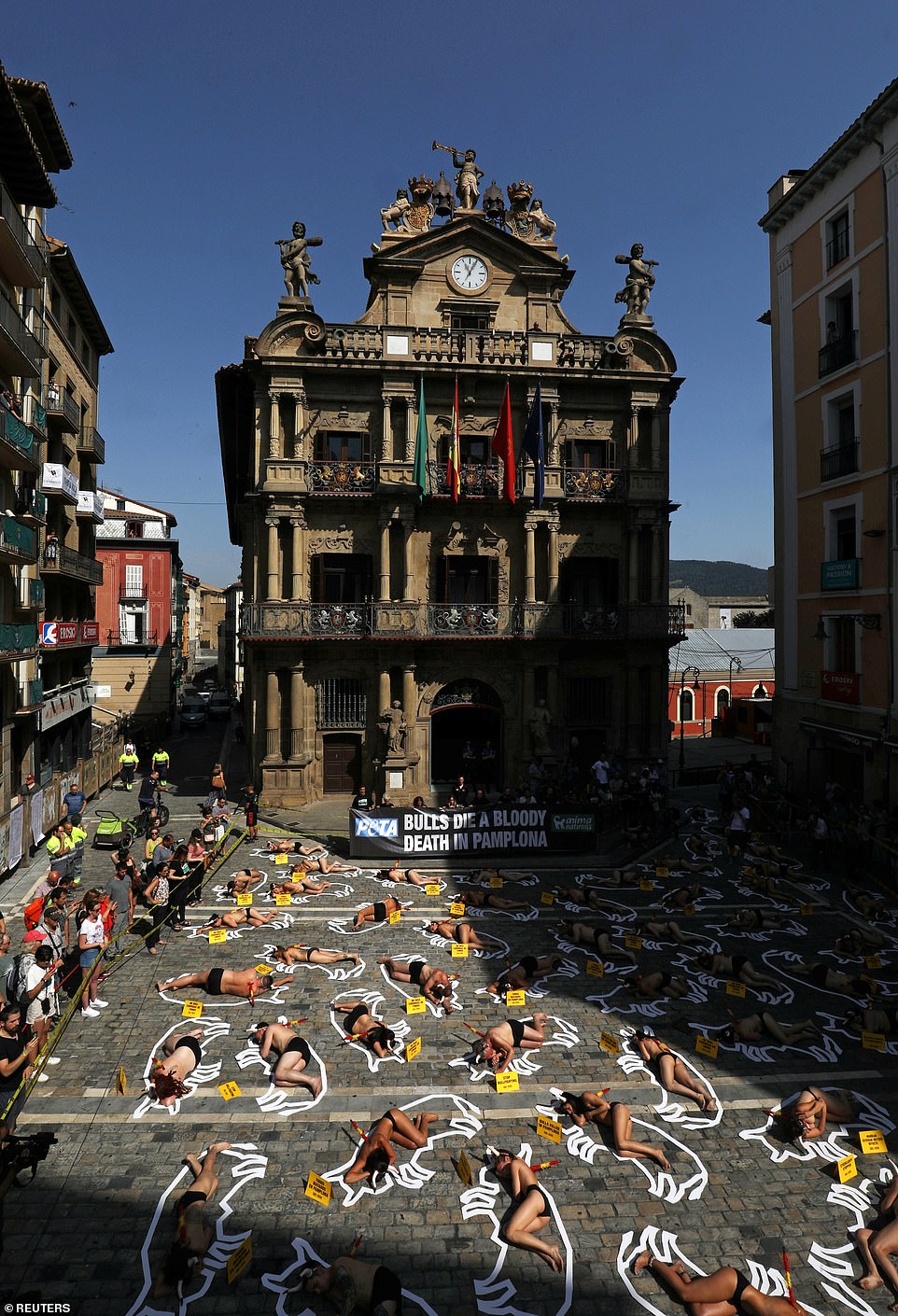 Hàng chục phụ nữ khỏa thân nằm trước tòa thị chính ở Tây Ban Nha - 3