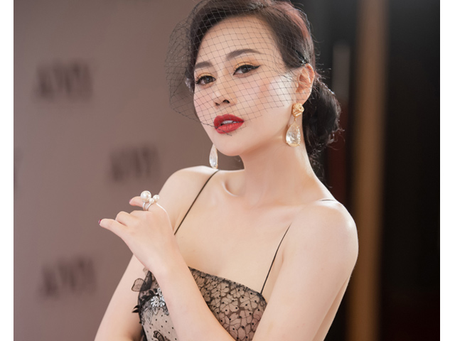 Người mẫu - Hoa hậu - "Quỳnh búp bê" hóa quý cô cổ điển gợi cảm, "Lan cave" đi giày như cà kheo