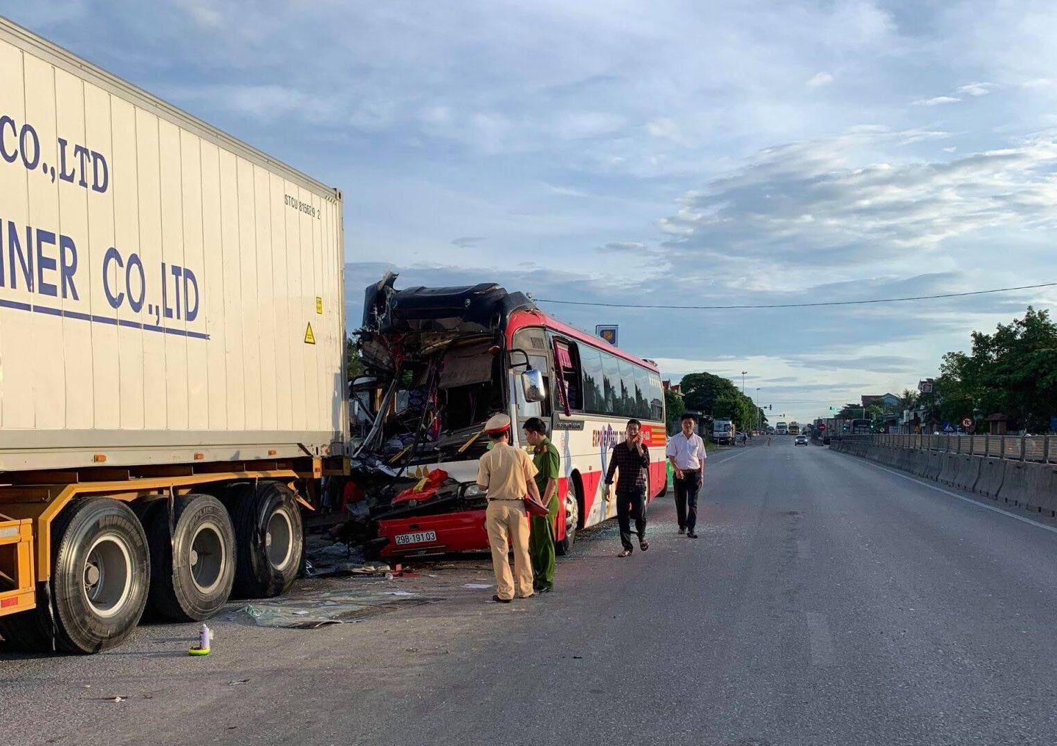 Xe chở khách du lịch tông xe container, 15 người thương vong - 1