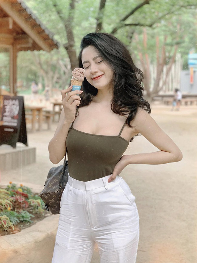 Instagram của Hải Hằng trở thành địa chỉ quen thuộc của những người thích ngắm gái đẹp. 