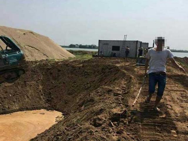 Pháp luật - Giám đốc doanh nghiệp cầm gậy vụt dân ngã gục trước mặt Công an