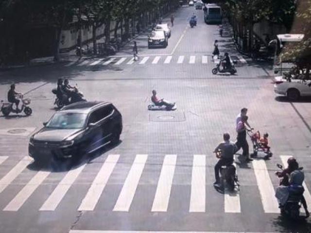 Media - Lái xe đồ chơi của cháu đi làm, ông chú nhận cái kết dở khóc dở cười