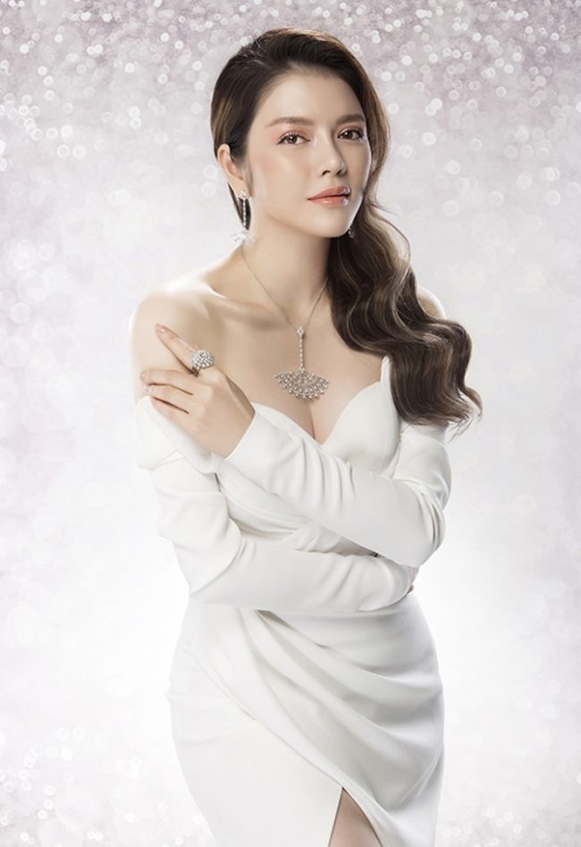 Khác với những người đẹp thuộc thế hệ sau này, ở tuổi 36, Lý Nhã Kỳ chọn cho mình gu thời trang tinh tế, thanh lịch.&nbsp;Dù vẫn hướng tới hình ảnh gợi cảm nhưng những bộ cánh của cô không gây phản cảm với người xem.&nbsp;