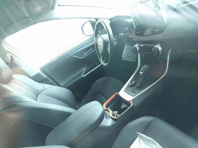 Cận cảnh Toyota RAV4 2019 thứ hai tại Việt Nam với ngoại hình tươi mới - 4
