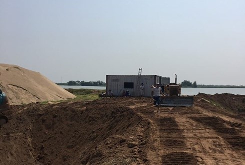 Giám đốc doanh nghiệp cầm gậy vụt dân ngã gục trước mặt Công an - 2