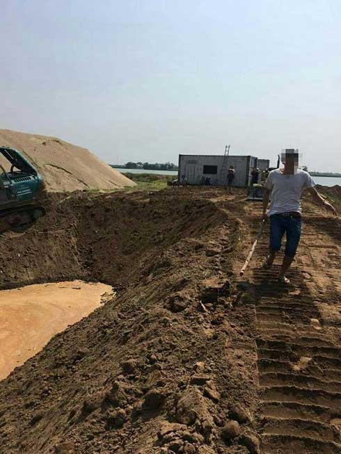 Giám đốc doanh nghiệp cầm gậy vụt dân ngã gục trước mặt Công an - 3