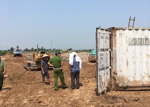 Giám đốc doanh nghiệp cầm gậy vụt dân ngã gục trước mặt Công an - 4