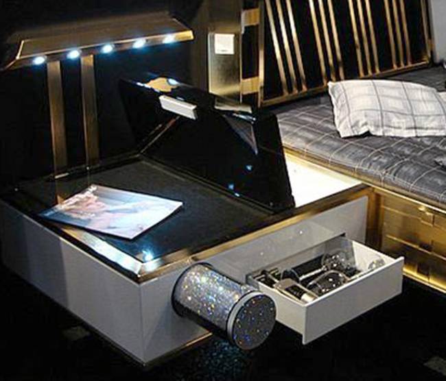 Ngoài ra, giường còn có bảng điều khiển Busch-Jaeger và điều khiển từ xa để có thể nằm một chỗ vẫn mở được các thiết bị được tích hợp vào giường.&nbsp;