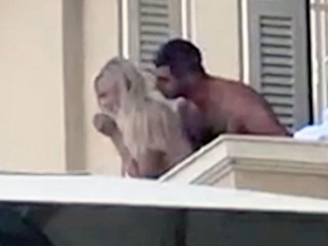 Thế giới - Nga: "Làm chuyện ấy" gần cửa sổ, cặp đôi rơi xuống từ tầng 9