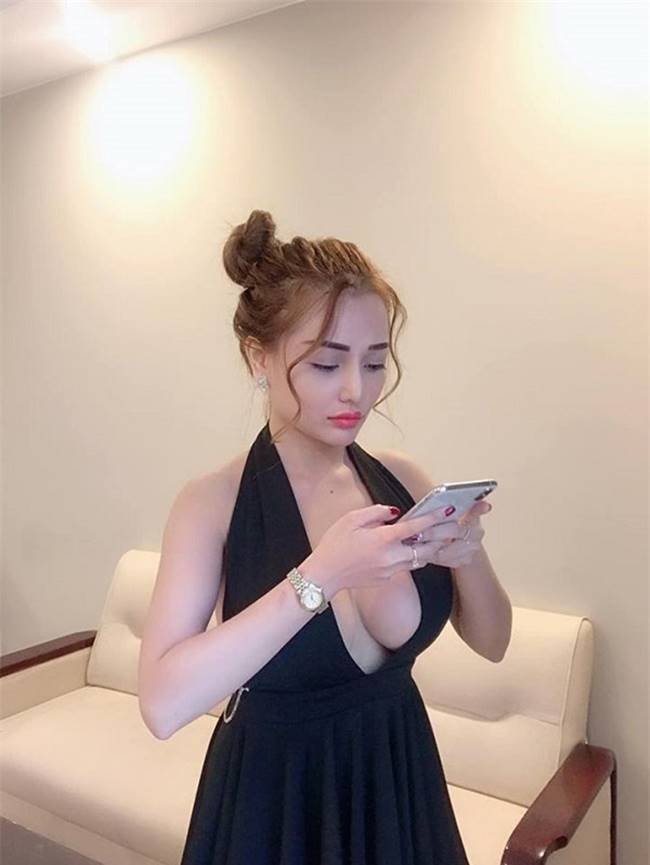 Mon 2k tên thật là Trần Ngọc Ánh, sinh năm 1994. Sau bộ ảnh nhạy cảm khoe vòng 1 bị nhiếp ảnh gia tung lên mạng, cô ngày càng táo bạo hơn. Dù nổi lên cùng nhau nhưng hiện tại, cô và Ngân 98 không còn thân thiết như trước nữa.
