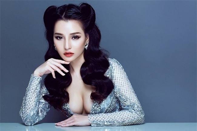 Không những vậy, cô còn thử sức tại một vài cuộc thi sắc đẹp và bất ngờ giành danh hiệu Á khôi nét đẹp công sở năm 2017.&nbsp;