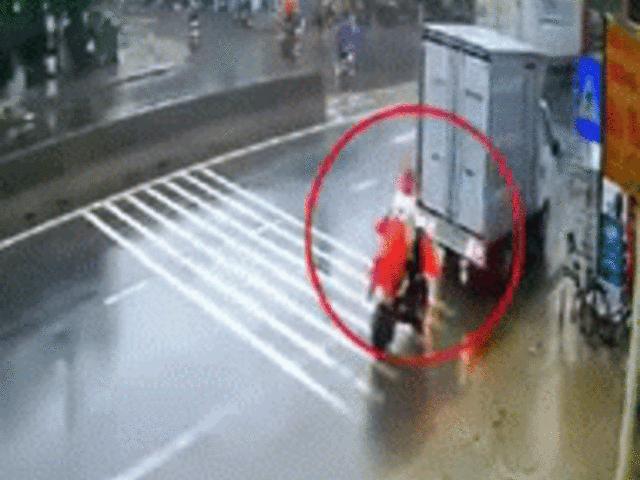 Thế giới xe - SỐC: Xe tải lùi đâm trúng lái xe đạp điện đỗ phía sau