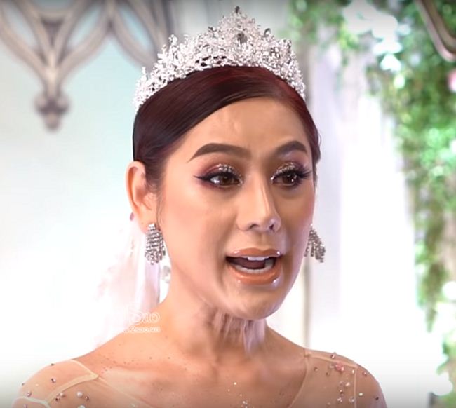 Lâm Khánh Chi&nbsp;bắt đầu thực hiện phẫu thuật thẩm mỹ từ năm 2012, sau 7 năm cô từng trải lòng rất nhiều lần với người hâm mộ khi phải đối diện với những rủi ro về sức khỏe. Cô&nbsp;phải uống rất nhiều thuốc mỗi ngày để duy trì cơ thể khỏe mạnh và có được thân hình của một nữ giới như bao cô gái khác.