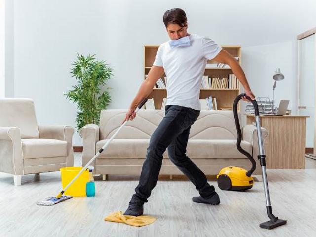 Bạn trẻ - Cuộc sống - Anh chồng vừa làm việc nhà vừa nhảy múa khiến chị em "phát cuồng"